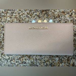 Slim Wallet color rose. Michael kors